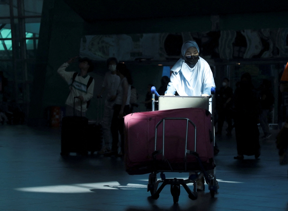 A traveller pushes a luggage trolley at Kuala Lumpur International Airport 2 (KLIA2), as the country reopens its borders fully to allow entry without quarantine for visitors vaccinated against coronavirus disease (COVID-19) in Sepang, Selangor, Malaysia, April 1, 2022. REUTERS/Hasnoor Hussain/File Photo