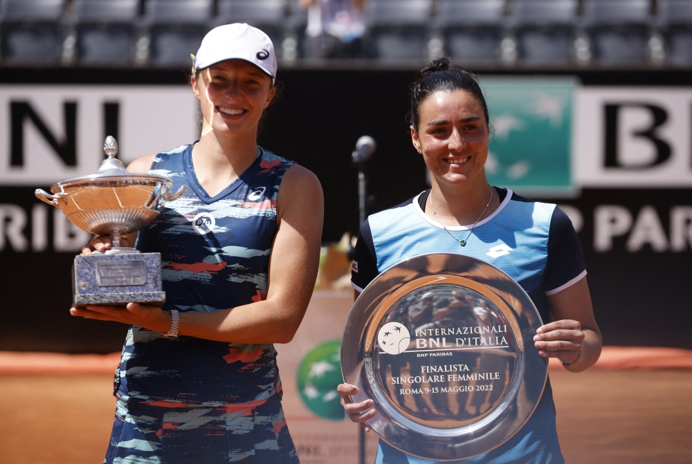 Poland's Iga Swiatek poses with the trophy after winning the Italian Open, alongside runner up Tunisia's Ons Jabeur Reuters/Guglielmo Mangiapane