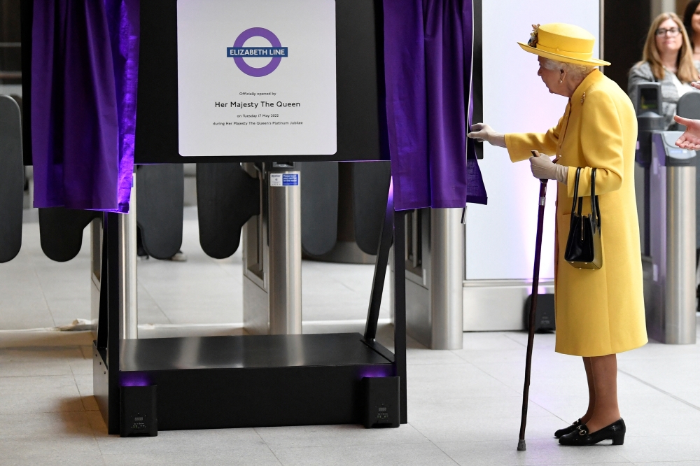 Britain's Queen Elizabeth unveils a plaque to mark the completion of the Elizabeth Line at Paddington Station in London, Britain, May 17, 2022. RUTERS/Toby Melville