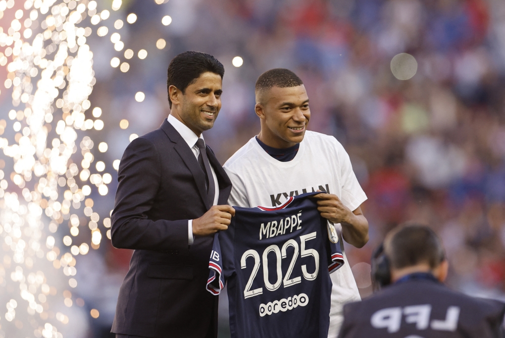 Paris St Germain's Kylian Mbappe poses for a photo with Paris St Germain president Nasser Al-Khelaifi after signing a new contract REUTERS/Christian Hartmann