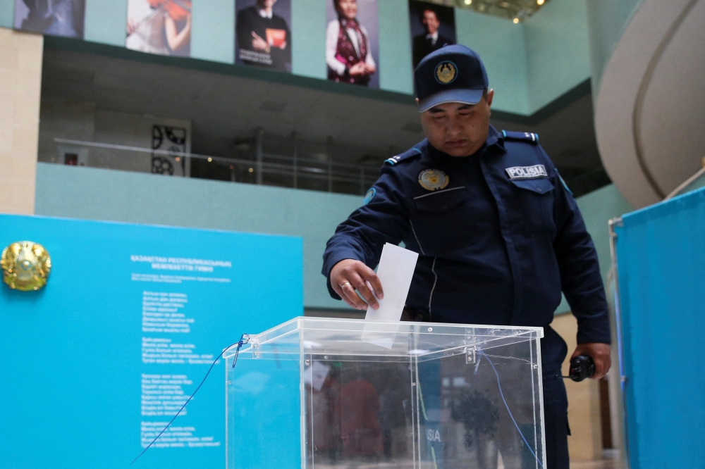 A police officer casts his ballot during a constitutional referendum at a polling station in Nur-Sultan, Kazakhstan, June 5, 2022. Reuters/Pavel Mikheyev
