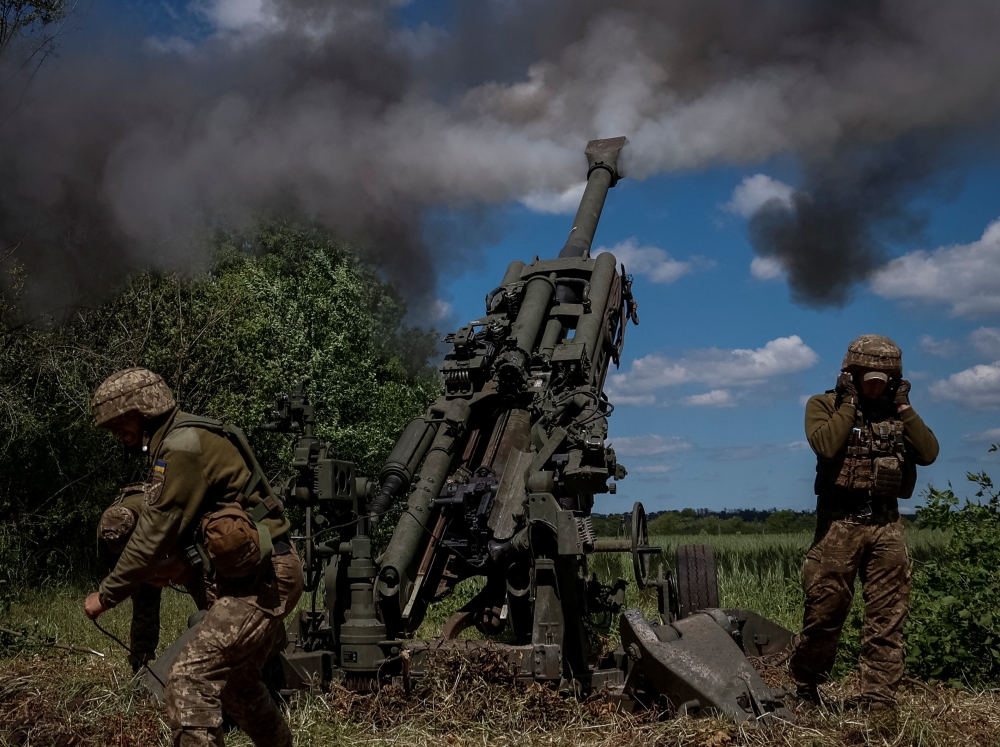 Ukrainian service members fire a shell from a M777 Howitzer near a frontline, as Russia's attack on Ukraine continues, in Donetsk Region, Ukraine June 6, 2022. REUTERS/Stringer