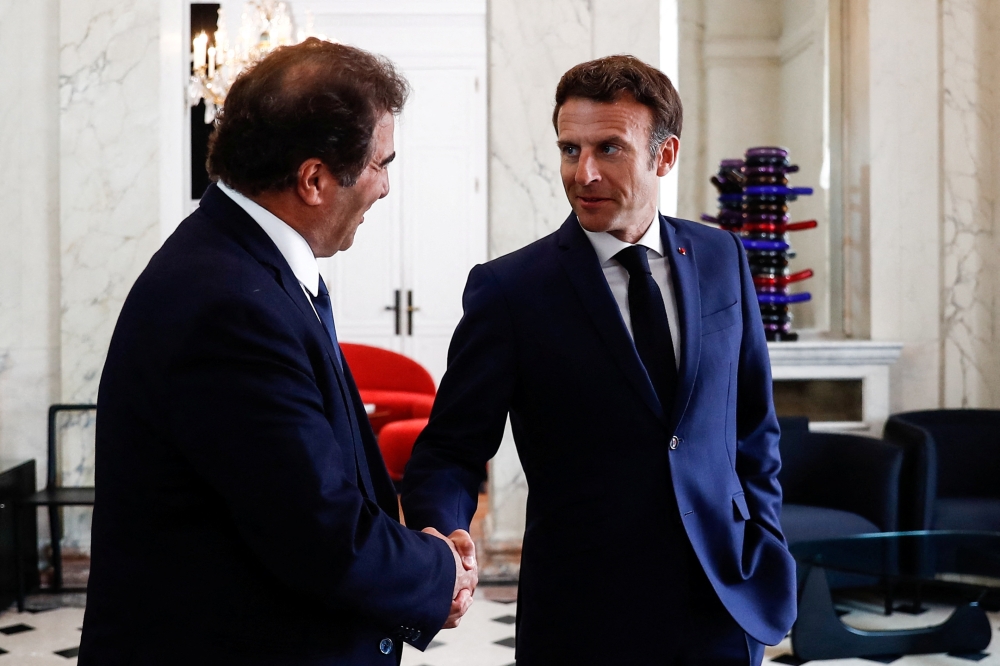 French President Emmanuel Macron shakes hands with Christian Jacob, head of the French conservative party Les Republicains (LR), after their meeting at the Elysee Palace in Paris, France, June 21, 2022. Mohammed Badra/Pool via Reuters