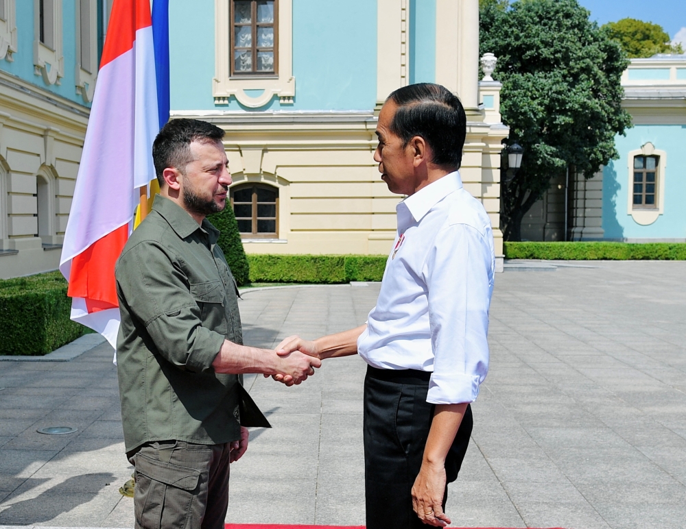 Indonesia's President Joko Widodo (right) and Ukraine's President Volodymyr Zelenskiy during their meeting at the presidential palace in Kyiv, Ukraine, on June 29, 2022. (Reuters)