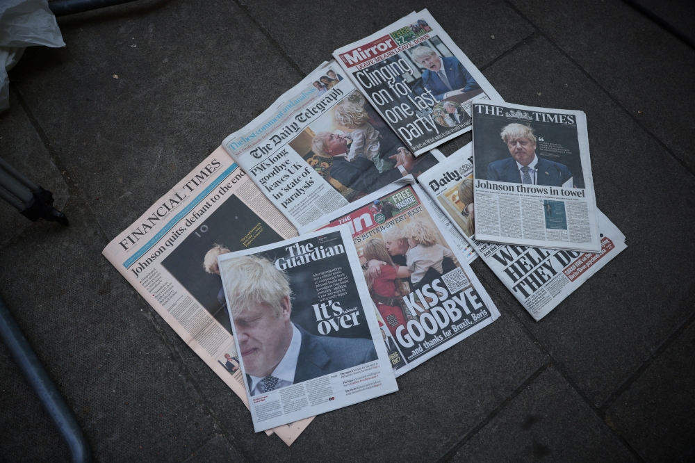 Newspapers reporting the resignation of Boris Johnson are seen on the floor at Downing Street in London, Britain, July 8, 2022. (REUTERS/Henry Nicholls)