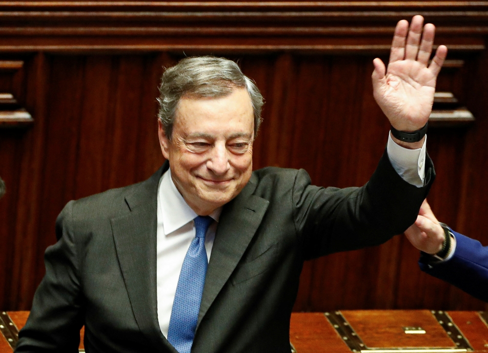 Italy's Prime Minister Mario Draghi waves as he leaves after addressing the lower house of parliament, in Rome, Italy, July 21, 2022. (REUTERS/Remo Casilli)