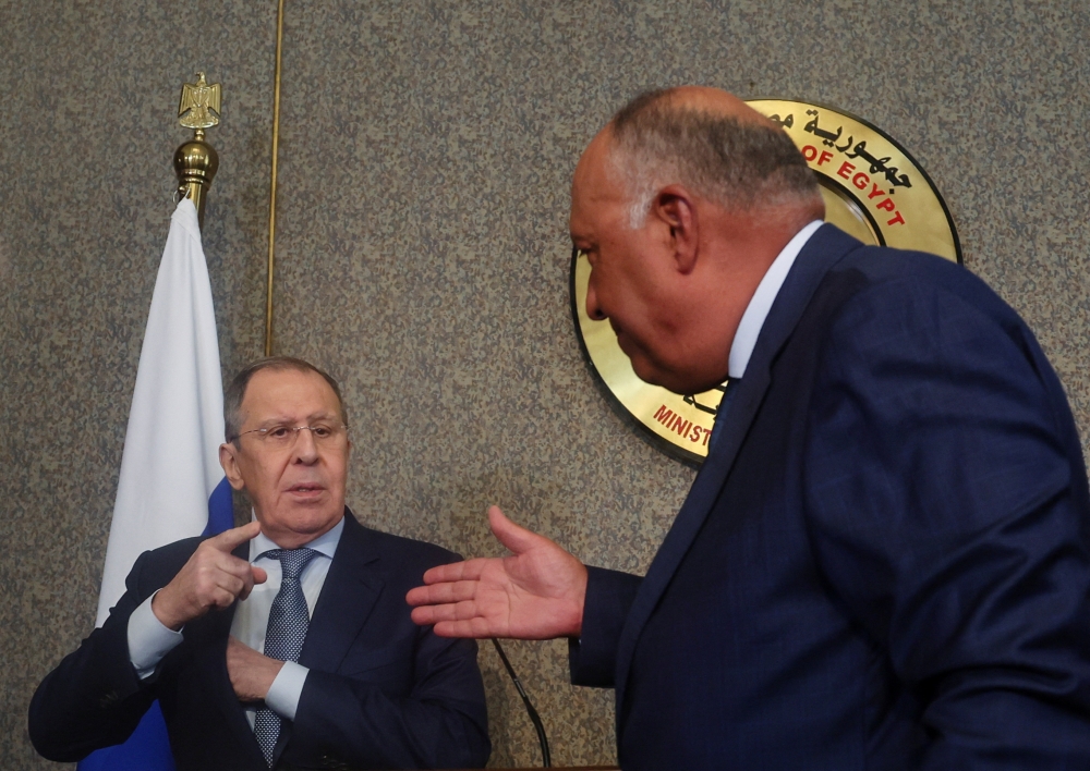 Russian Foreign Minister Sergei Lavrov and his Egyptian counterpart Sameh Shoukry prepare to shake hands during a news conference in Cairo, Egypt, July 24, 2022. REUTERS/Amr Abdallah Dalsh