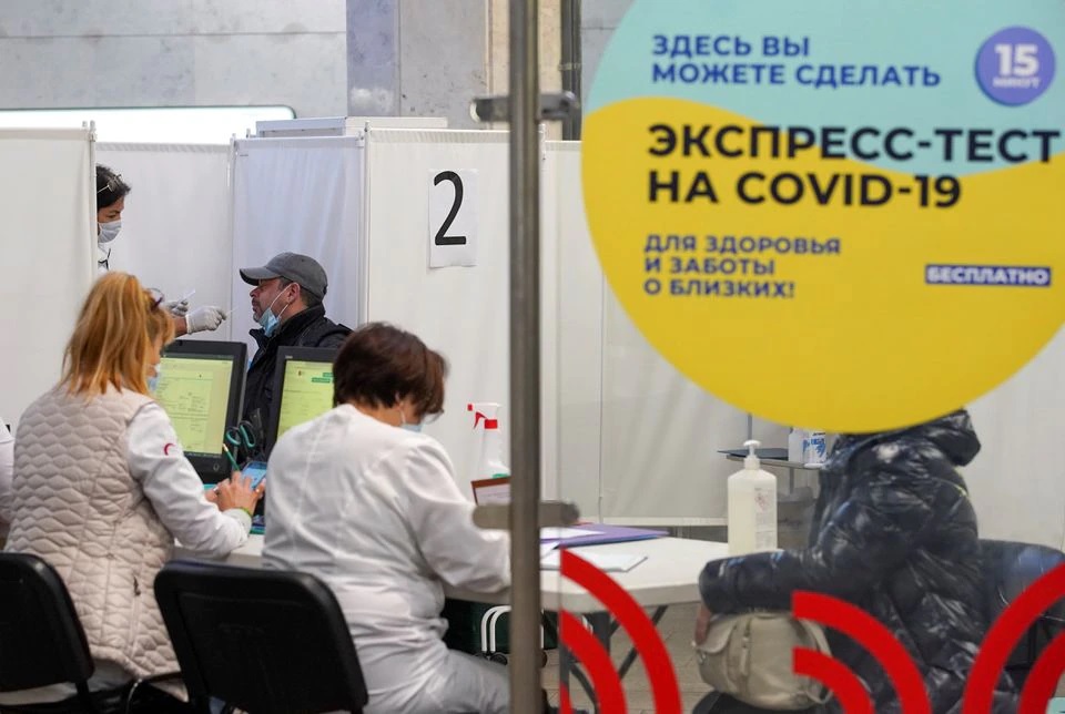 A medical specialist administers a nasal swab to a man at a COVID-19 rapid testing centre located at a metro station amid the outbreak of the coronavirus disease in Moscow, Russia November 9, 2021. REUTERS/Tatyana Makeyeva

