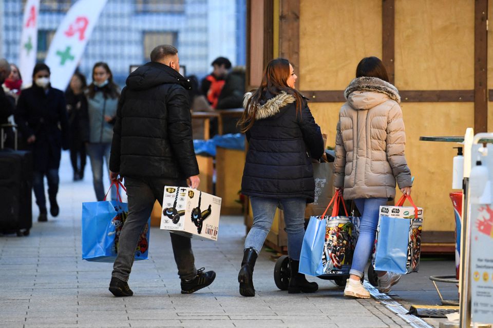 People with shopping bags walk near a shopping center, amid the coronavirus disease (COVID-19) pandemic, in Berlin, Germany December 21, 2021. REUTERS/Annegret Hilse
FRANKFURT, Aug 4 (Reuters) - Consumers in the euro zone are bracing for the economy to shrink and for high inflation to continue eating into their income in the next year, a European Central Bank survey showed on Thursday.

Reporting By Francesco Canepa Editing by Bernadette Baum
