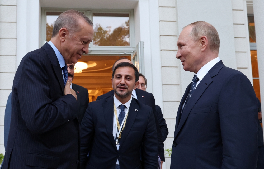 Russian President Vladimir Putin bids farewell to Turkish President Tayyip Erdogan after a meeting in Sochi, Russia, on August 5, 2022. (Sputnik/Vyacheslav Prokofyev/Pool via REUTERS)
