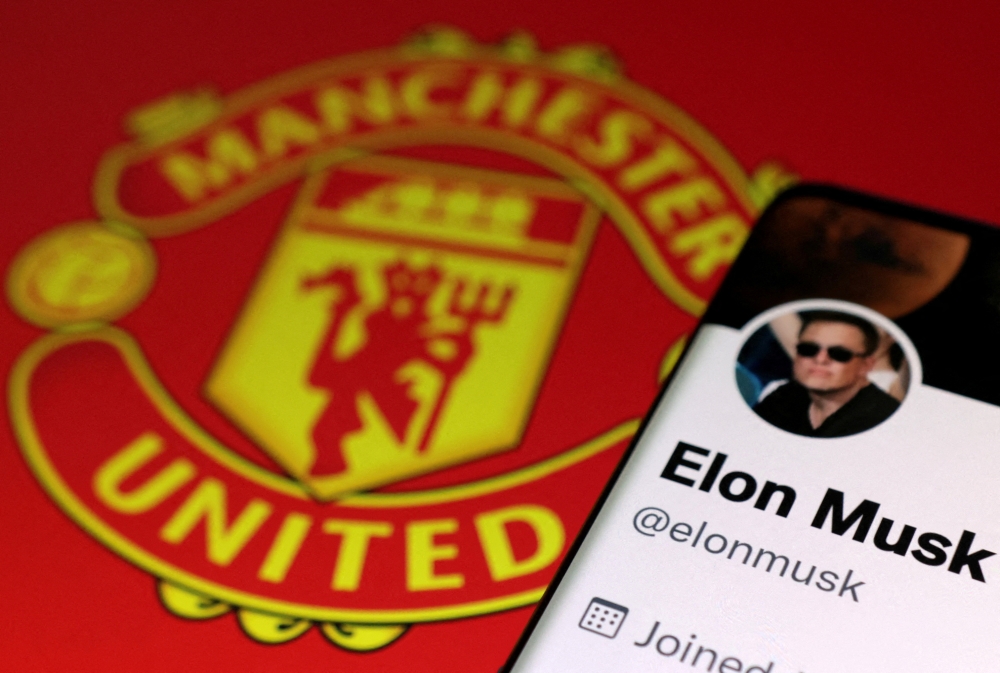 Elon Musk's twitter account and Manchester United logo are seen in this illustration taken, August 17, 2022. Reuters/Dado Ruvic/Illustration