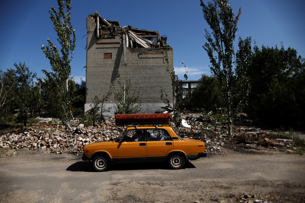 62-year-old Ukrainian Arkadii drives a car after leaving his destroyed house, as Russia's attack on Ukraine continues, in Toretsk, Donetsk region, Ukraine August 22, 2022. REUTERS/Ammar Awad
