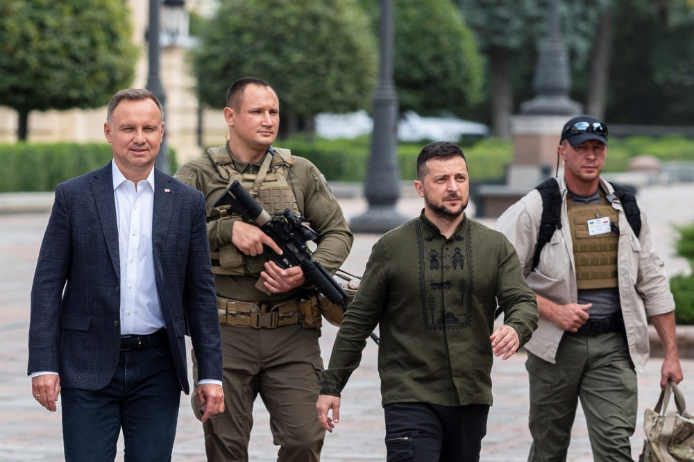 Ukraine's President Volodymyr Zelenskiy and Poland's President Andrzej Duda arrive for a joint news briefing in Kiev, on August 23, 2022. REUTERS/Viacheslav Ratynskyi