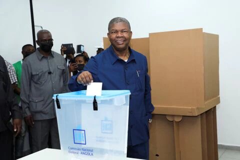 Angola's President and leader of the People's Movement for the Liberation of Angola (MPLA) ruling party Joao Lourenco casts his vote in a general election in the capital Luanda, Angola August 24, 2022. REUTERS/Stringer