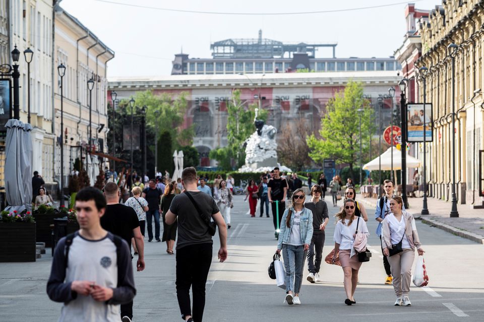 People walk along a street, amid Russia's invasion of Ukraine, in Kyiv, Ukraine, May 12, 2022. (REUTERS/Viacheslav Ratynskyi)