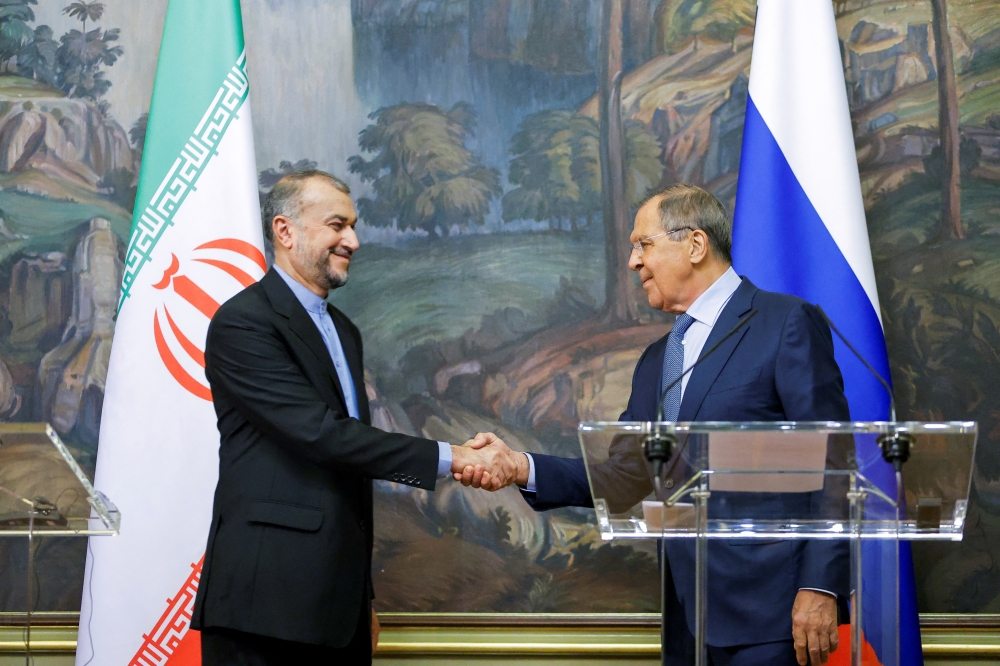Russian Foreign Minister Sergei Lavrov shakes hands with Iranian Foreign Minister Hossein Amir-Abdollahian during a joint news conference in Moscow, on August 31, 2022. REUTERS/Maxim Shemetov/Pool