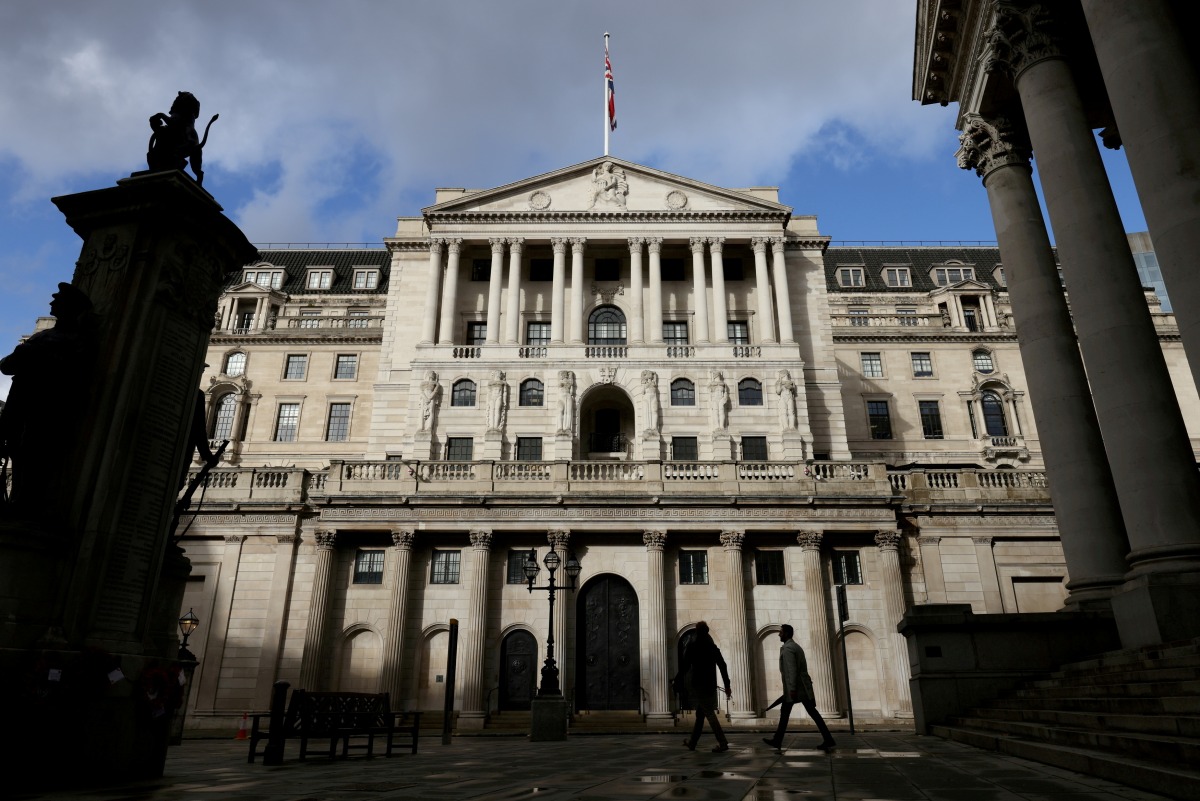 People walk past the Bank of England, in London, Britain, on October 31, 2021. REUTERS/Tom Nicholson/File Photo