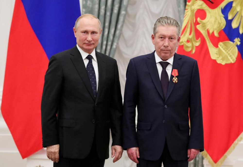 Russian President Vladimir Putin stands next to First Executive Vice President of oil producer Lukoil Ravil Maganov after decorating him with the Order of Alexander Nevsky during an awarding ceremony at the Kremlin in Moscow, Russia, November 21, 2019. Sputnik/Mikhail Klimentyev/Kremlin via REUTERS ATTENTION EDITORS 