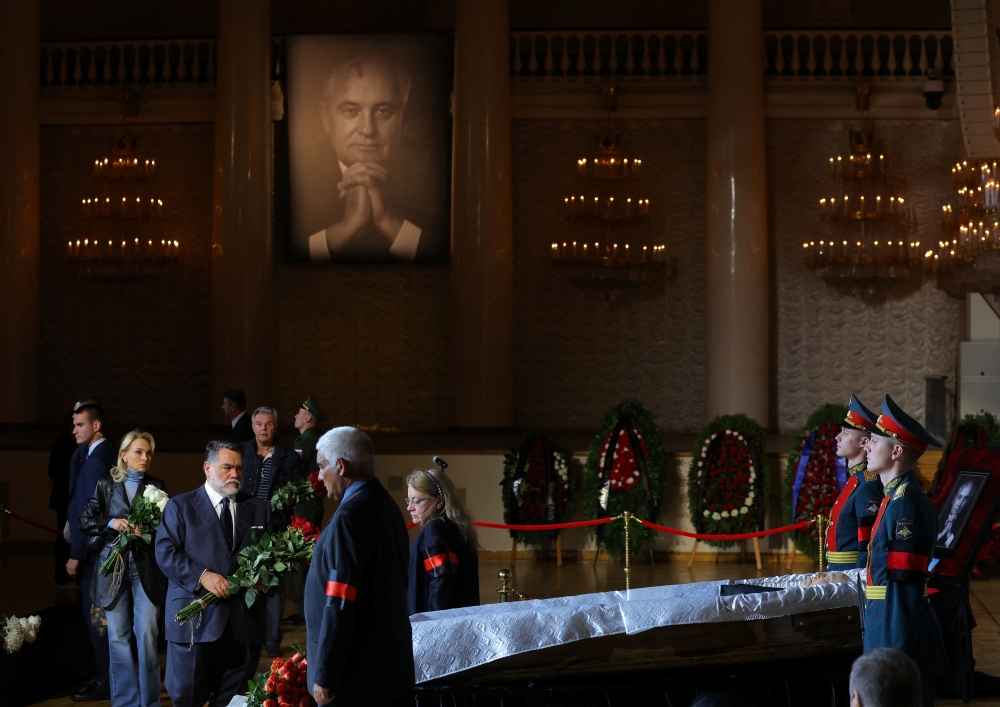 Mourners attend a memorial service for Mikhail Gorbachev, the last leader of the Soviet Union, at the Column Hall of the House of Unions in Moscow, on September 3, 2022. REUTERS/Evgenia Novozhenina/Pool