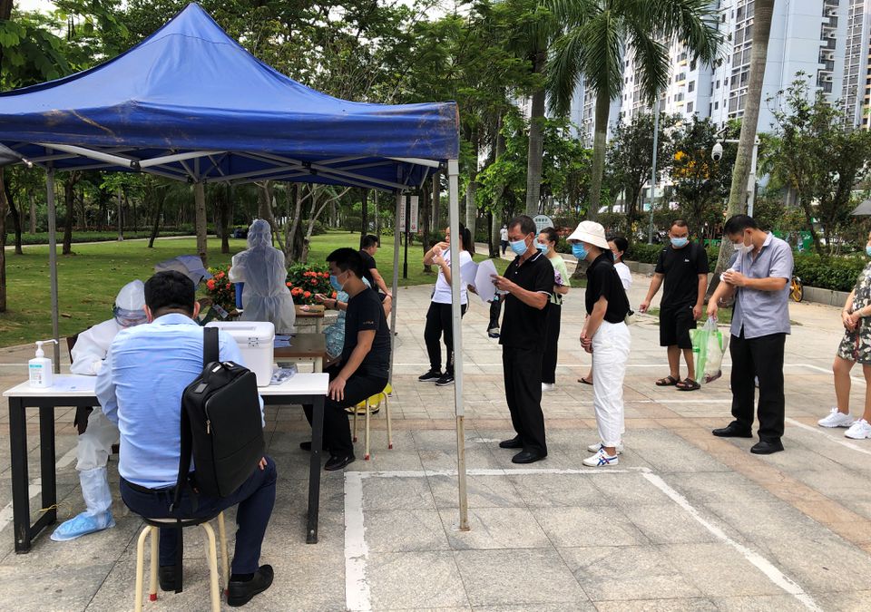 People wearing face masks line up to receive nucleic acid test near a residential area, following the outbreak of the coronavirus disease, in Shenzhen, Guangdong province, China on June 24, 2020.  File Photo / Reuters