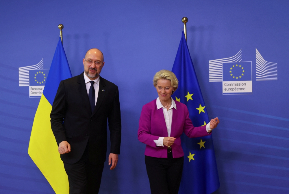 European Commission President Ursula von der Leyen welcomes Ukrainian Prime Minister Denys Shmyhal at the European Commission in Brussels, Belgium, on September 5, 2022. REUTERS/Johanna Geron
