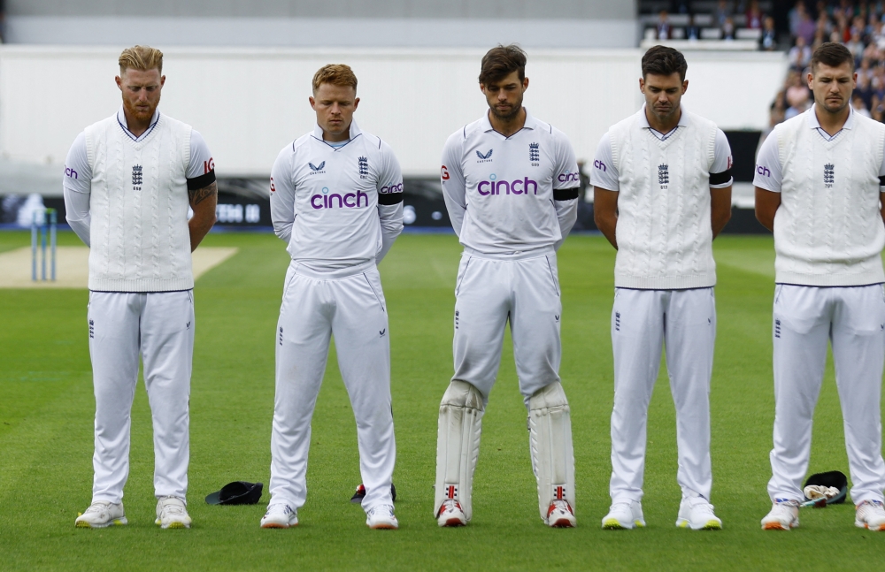 England's Ben Stokes and teammates stand during a minutes silence while wearing black armbands, following the passing of Britain's Queen Elizabeth, before the Third Test match between against South Africa at the The Oval, in London, on September 10, 2022.  Action Images via Reuters/Andrew Boyers