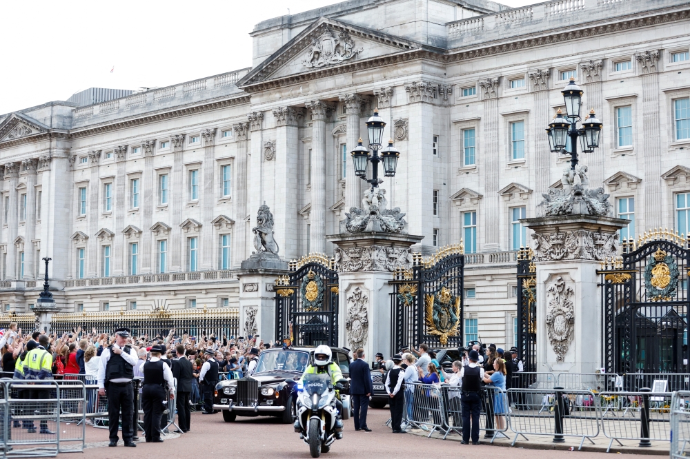 The vehicle carrying Britain's King Charles leaves Buckingham Palace, following the passing of Britain's Queen Elizabeth, in London, on September 10, 2022. REUTERS/Peter Cziborra