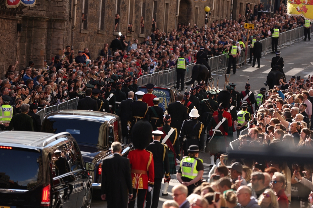 The hearse carrying the coffin of Britain's Queen Elizabeth travels in Edinburgh, Scotland, on September 12, 2022. REUTERS/Lee Smith