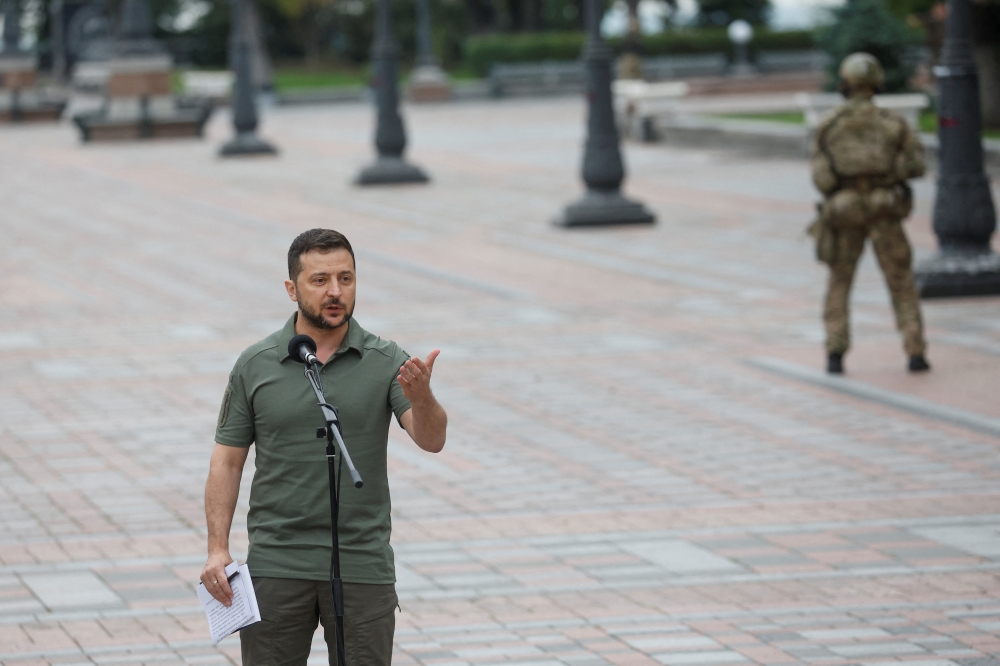 Ukraine's President Volodymyr Zelenskiy attends a joint news conference with European Commission President Ursula von der Leyen, as Russia's invasion of Ukraine continues, in Kiev, Ukraine, on September 15, 2022. REUTERS/Valentyn Ogirenko