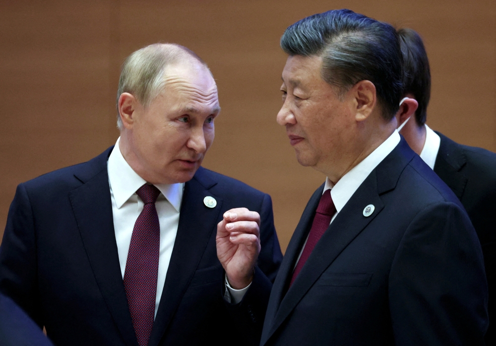 Russian President Vladimir Putin speaks with Chinese President Xi Jinping before an extended-format meeting of heads of the Shanghai Cooperation Organization summit (SCO) member states in Samarkand, Uzbekistan, on September 16, 2022. Sputnik/Sergey Bobylev/Pool via REUTERS 
