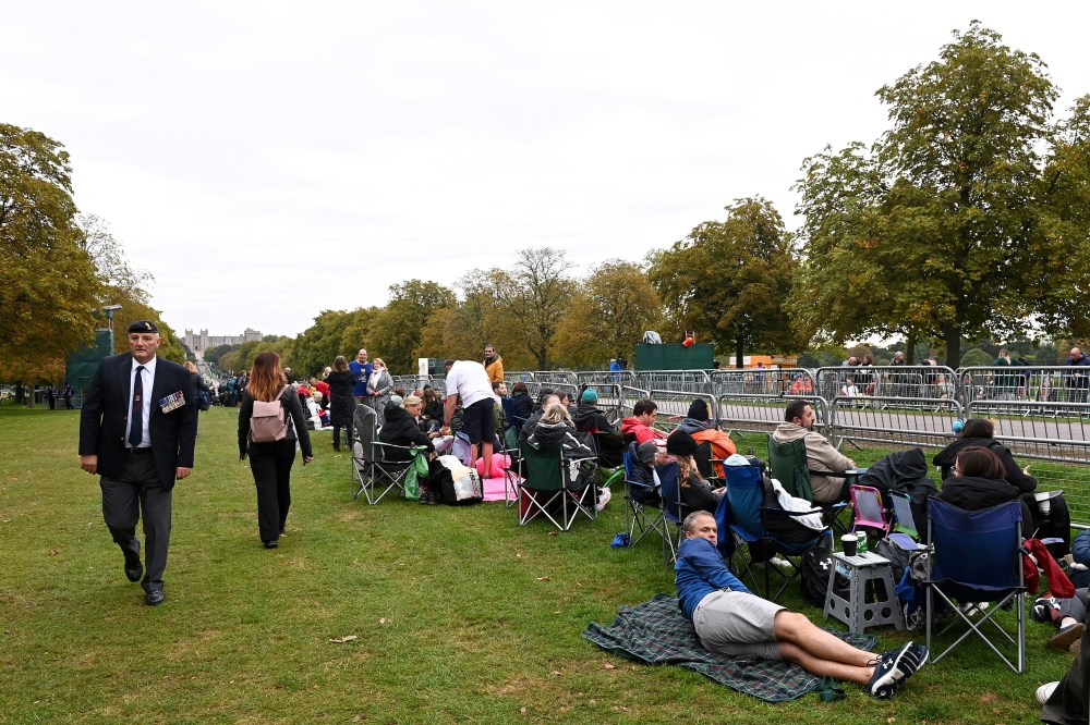 WINDSOR, ENGLAND - SEPTEMBER 19: Mourners ahead of the State Funeral Of Queen Elizabeth II on September 19, 2022 in London, England. Stuart C. Wilson/Pool via REUTERS