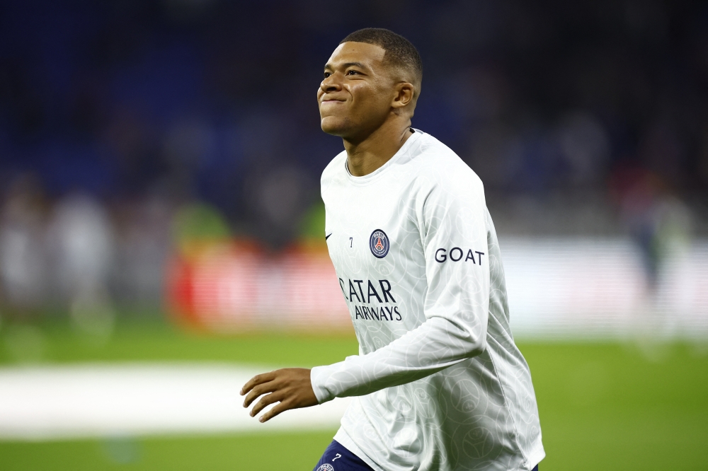Paris St Germain's Kylian Mbappe during the warm up before the Ligue 1 match at the Groupama Stadium, Lyon, France, September 18, 2022. (REUTERS/Stephane Mahe)