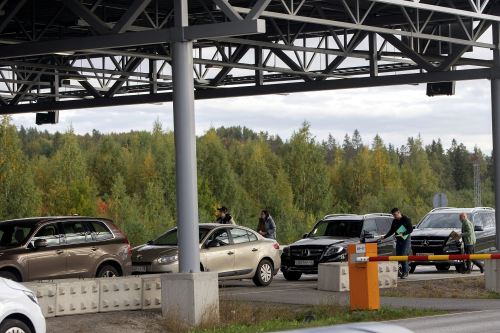 Cars queue to cross the border from Russia to Finland at the Nuijamaa border check point in Lappeenranta, Finland, on September 22, 2022. Lauri Heino/Lehtikuva/via REUTERS