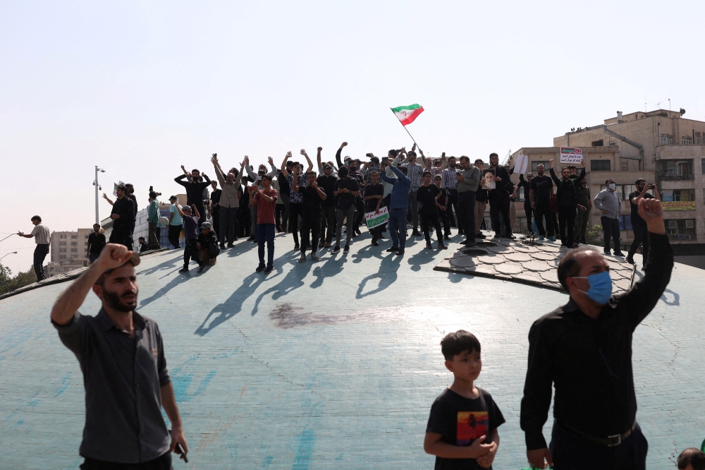 Pro-government peoples rally against the recent protest gatherings in Iran, after the Friday prayer ceremony in Tehran, on Iran September 23, 2022.  Majid Asgaripour/ WANA (West Asia News Agency) via REUTERS