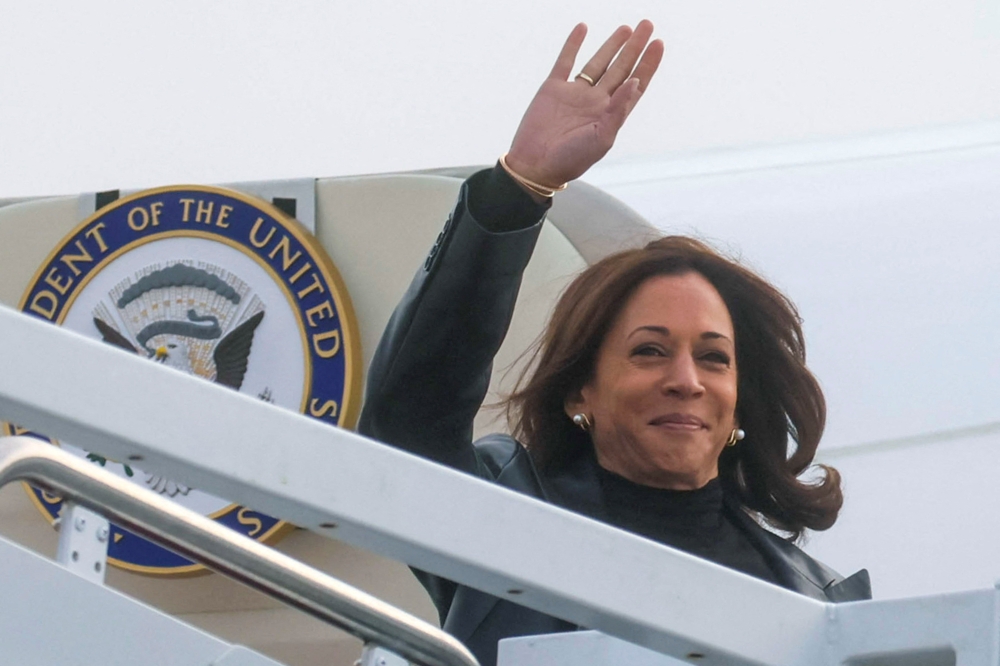 US Vice President Kamala Harris boards Air Force 2 for travel to Japan and South Korea from Joint Base Andrews, Maryland, US, on September 25, 2022. (REUTERS/Leah Millis)