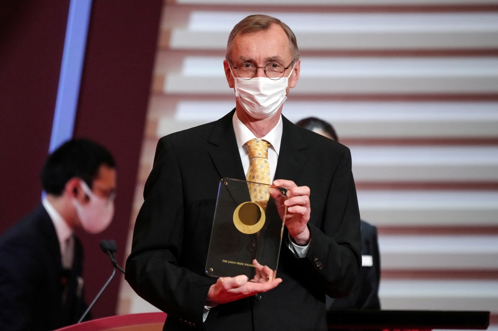 File photo of Swedish geneticist Svante Paabo with his Japan Prize 2020 trophy in Tokyo, Japan April 13, 2022. Eugene Hoshiko/Pool via Reuters 