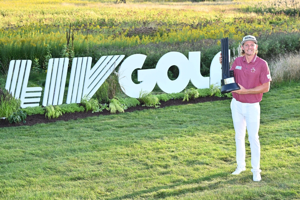 Cameron Smith poses with the trophy after finishing with a -13 to win the Invitational Chicago LIV Golf tournament at Rich Harvest Farms in Chicago, Illinois, on Sept. 18, 2022. File Photo / Reuters.