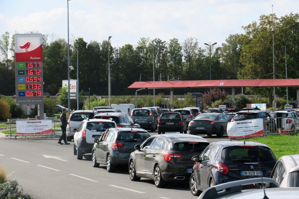 Car drivers queue to fill their fuel tanks at gasoline pumps at Auchan gas station in Petite-Foret, France, October 6, 2022. REUTERS/Pascal Rossignol/File Photo