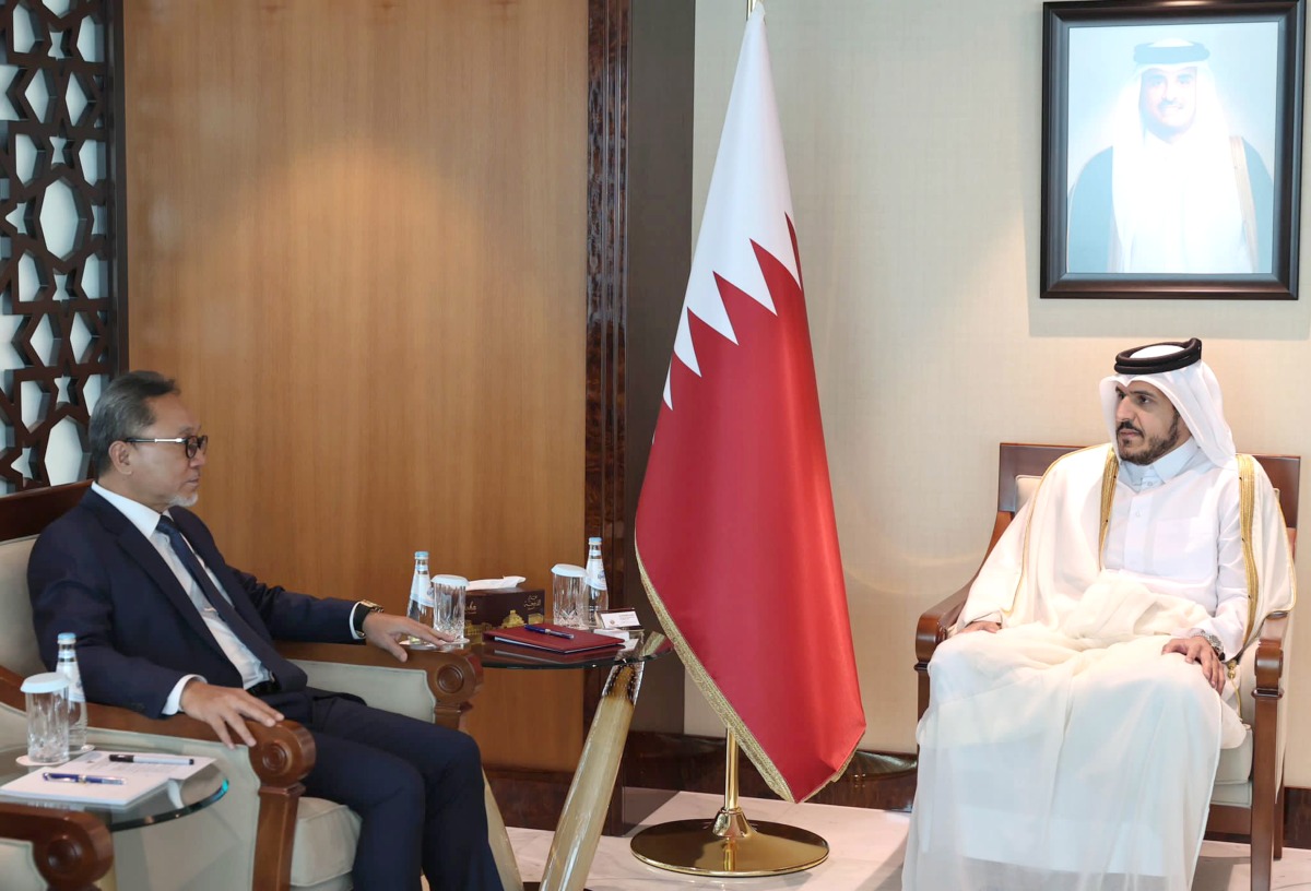 Minister of Commerce and Industry H E Sheikh Mohammed bin Hamad bin Qassim Al Thani meets with Minister of Trade of the Republic of Indonesia H E Zulkifli Hasan, yesterday in Doha. 