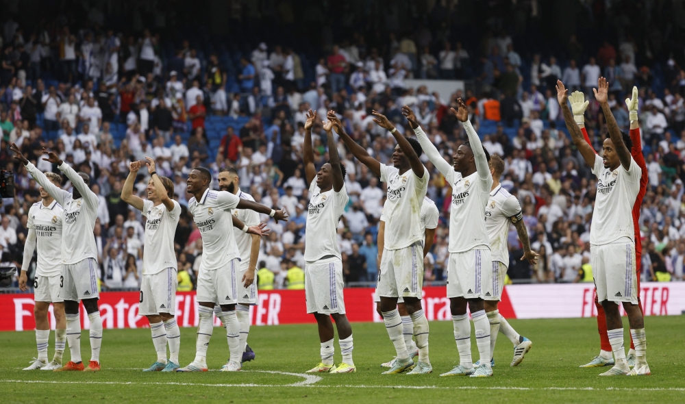 Real Madrid players applaud fans after the El Clasico match against Barcelona at the Santiago Bernabeu, Madrid, Spain, on October 16, 2022.   REUTERS/Susana Vera