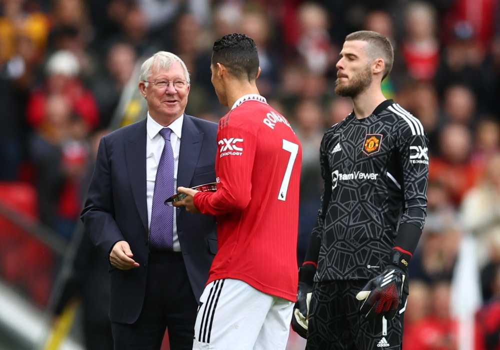 Manchester United's Cristiano Ronaldo and David de Gea with former manager Alex Ferguson before the match against Newcastle United at Old Trafford, Manchester, Britain, on October 16, 2022.  REUTERS/David Klein