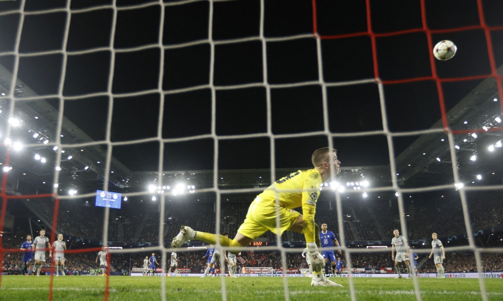 Chelsea's Kai Havertz scores their second goal past FC Salzburg's Philipp Kohn during the Champions League Group E match at the Red Bull Arena Salzburg, Salzburg, Austria, on October 25, 2022.  REUTERS/Leonhard Foeger