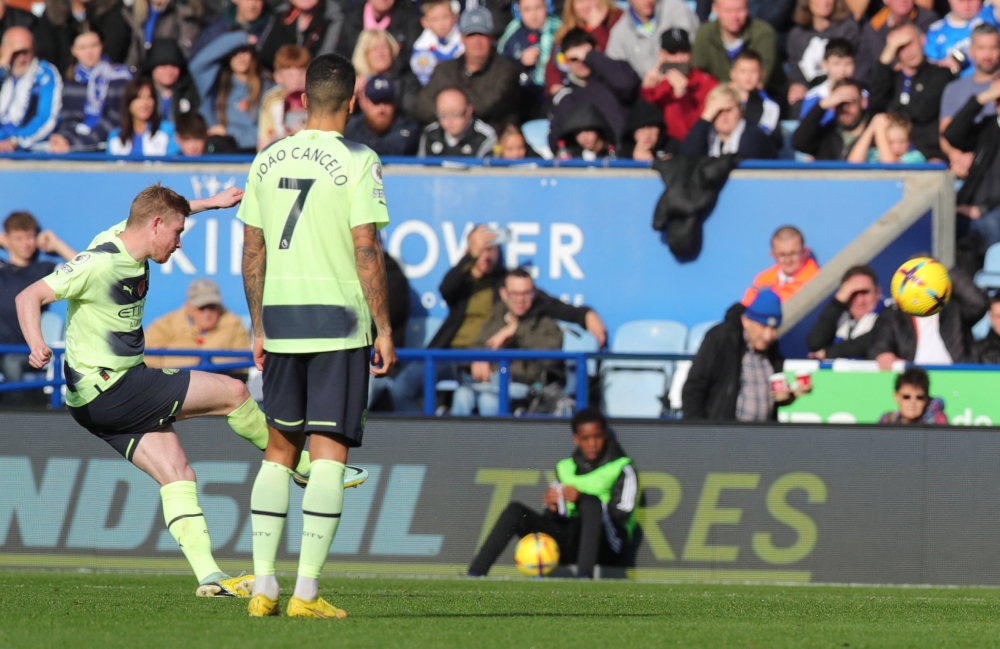 Manchester City's Kevin De Bruyne scores the only goal of the EPL match against Leicester City at King Power Stadium, Leicester, Britain, on October 29, 2022.  REUTERS/Chris Radburn 