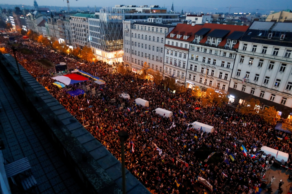 Demonstrators take part in a pro-government and anti-war protest rally in Prague, Czech Republic, October 30, 2022. (REUTERS/David W Cerny)