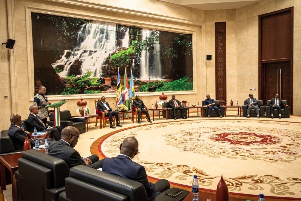 Former president of Kenya and East African Community (EAC) facilitator on the peace process in the Eastern region of the Democtratic Republic of Congo (DRC), Uhuru Kenyatta (centre- left), and the President of Burundi and Chairperson of the EAC Heads of State, Evariste Ndayishimiye (centre-right, attend a consultation on the current security situation in eastern DRC, in Bujumbura on November 4, 2022. (Photo by Tchandrou NITANGA / AFP)