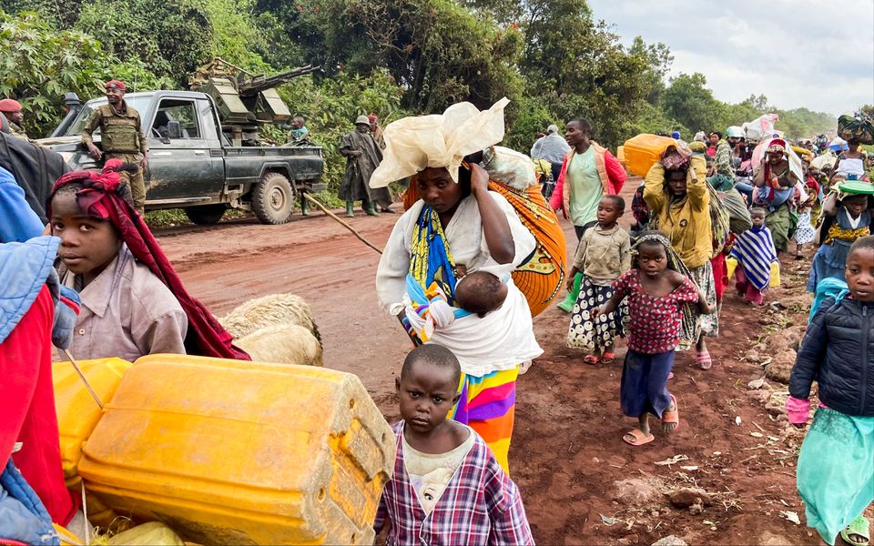 Congolese civilians carry their belongings as they flee near the Congolese border with Rwanda after fightings broke out in Kibumba, outside Goma in the North Kivu province of the Democratic Republic of Congo May 24, 2022.  File Photo / Reuters