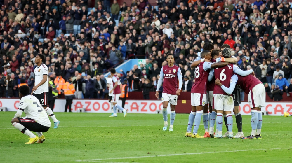 Aston Villa players celebrate after their 3-1 EPL defeat of Manchester United at Villa Park, Birmingham, Britain, on November 6, 2022.  REUTERS/Carl Recine