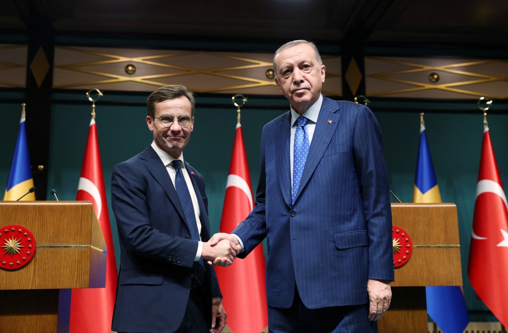 Turkish President Tayyip Erdogan and Swedish Prime Minister Ulf Kristersson shake hands after a news conference at the Presidential Palace in Ankara, Turkey, November 8, 2022. (Murat Cetinmuhurdar/Handout via REUTERS)