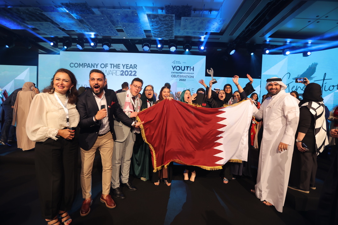 Winners of INJAZ Qatar with the officials of the company.