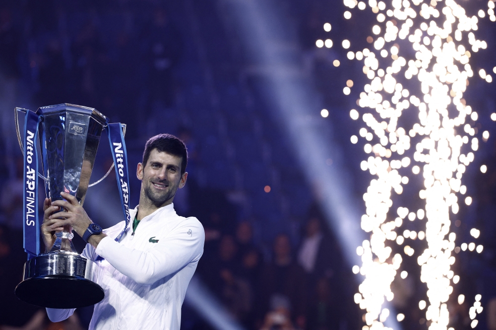 Serbia's Novak Djokovic celebrates with the trophy after winning the men's singles final of the ATP Finals against Norway's Casper Ruud Turin in Pala Alpitour, Turin, Italy, on November 20, 2022.  REUTERS/Guglielmo Mangiapane
 